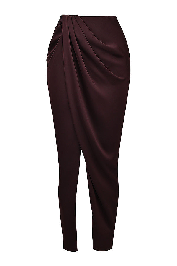 "Tweedelige satijnen corset-top en maxirok set, elegant ontwerp in rijke tinten, perfect voor formele gelegenheden."