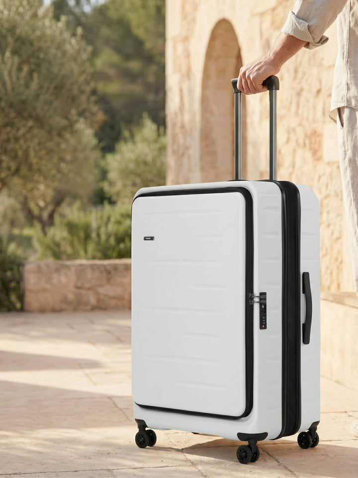 Compacte reiskoffer met voorklep, TSA-slot en soepele spinnerwielen voor zorgeloos reizen.