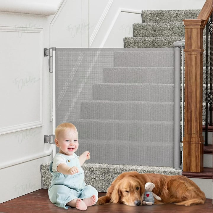 Baby veiligheidshekje grijs, uittrekbaar voor kinderkamer of trapgang. Oprolbaar huisdierenhek voor optimale kinderveiligheid.