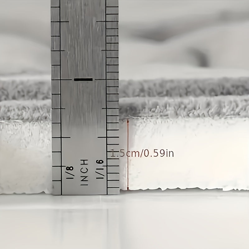 Moderne badmat in blauw, antislip en sneldrogend, verbetert de badkamerinrichting.