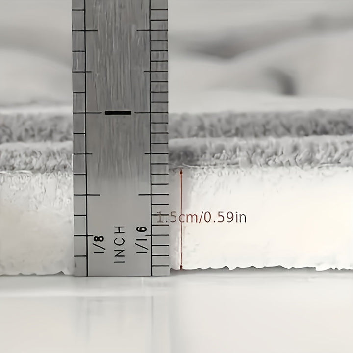 Moderne badmat in blauw, antislip en sneldrogend, verbetert de badkamerinrichting.