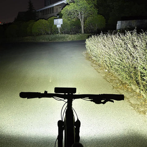 Ultraheldere oplaadbare LED fietslamp voor op het stuur, verbetert veiligheid en zichtbaarheid in het donker.