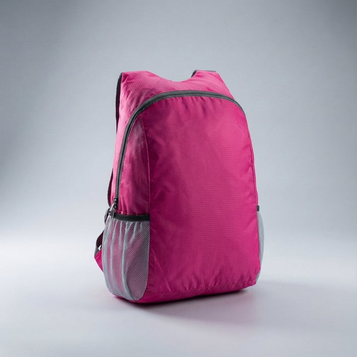 Opvouwbare reistas van duurzaam polyester, minimale belasting en maximale functionaliteit.