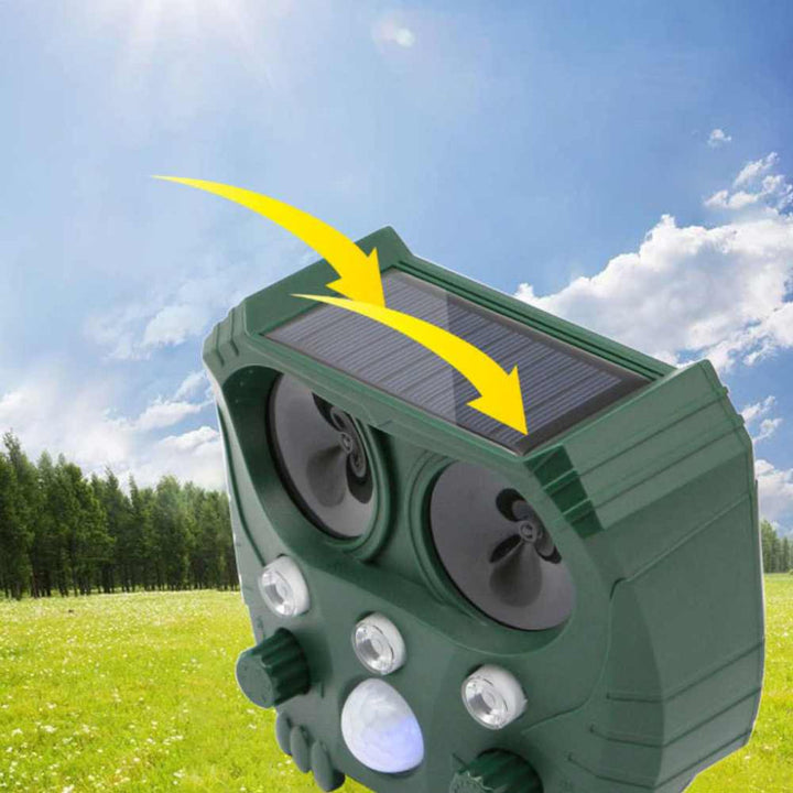 "Ultrasoon afweermiddel in tuin, weerbestendig, stoot katten en honden af met ultrasone geluiden, groene behuizing."