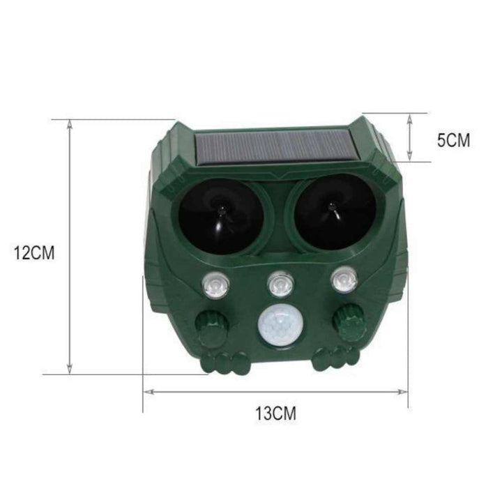 "Ultrasoon afweermiddel in tuin, weerbestendig, stoot katten en honden af met ultrasone geluiden, groene behuizing."