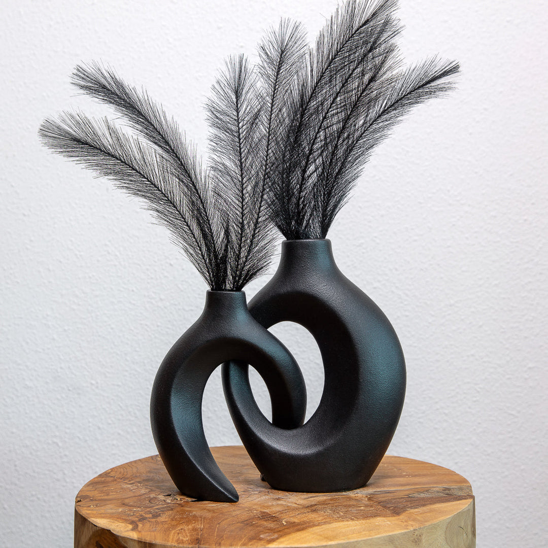 "Unieke keramische bloemenvaas met verweven design, perfect voor elk interieur. Verkrijgbaar in crème, indigo en mat zwart."