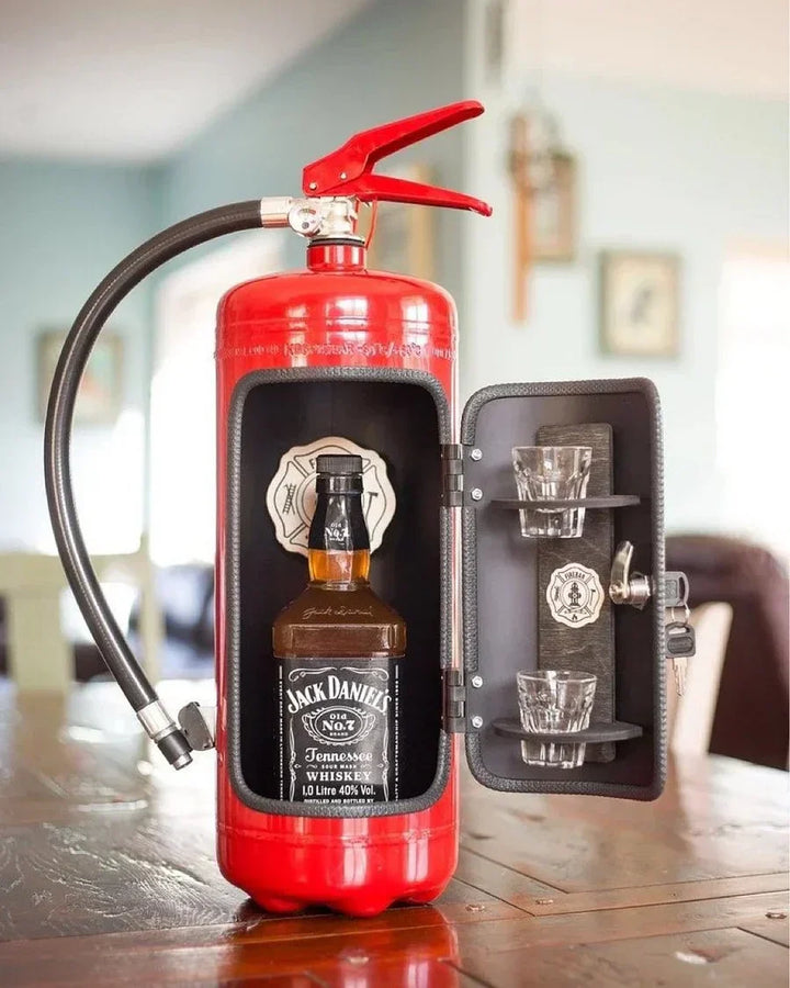 Verrassende mancave minibar: brandblusser met geheim vak voor drankflessen, een stijlvolle en unieke toevoeging.