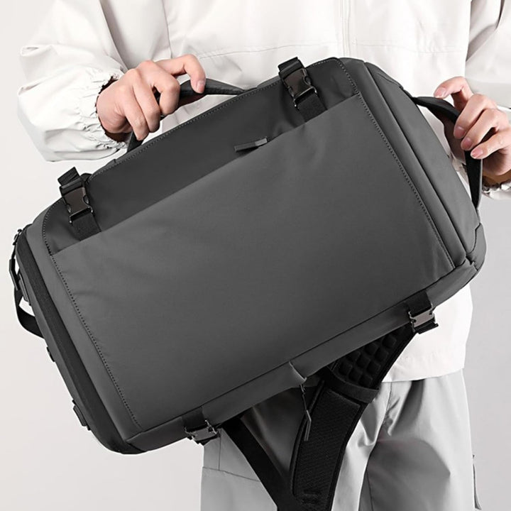 TrekPro Series 15 inch waterdichte laptoprugzak met USB-C en zijopening, jouw ideale reispartner.