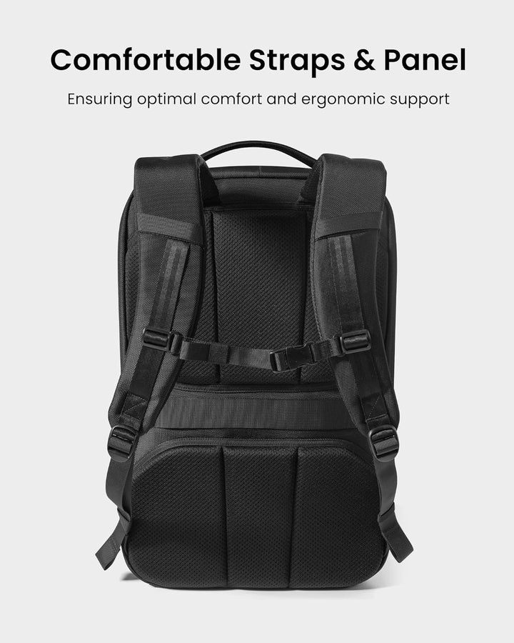 Gevulde 38L reisrugzak met kleding en laptop, klaar voor een weekendtas of langere vakantiereis.