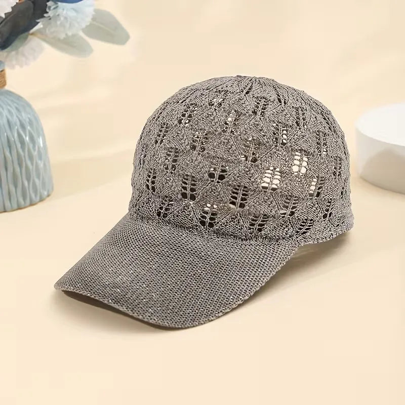 Unisex mesh pet gedragen tijdens buitenactiviteit. Ademend en stijlvol voor zomerse casual looks.