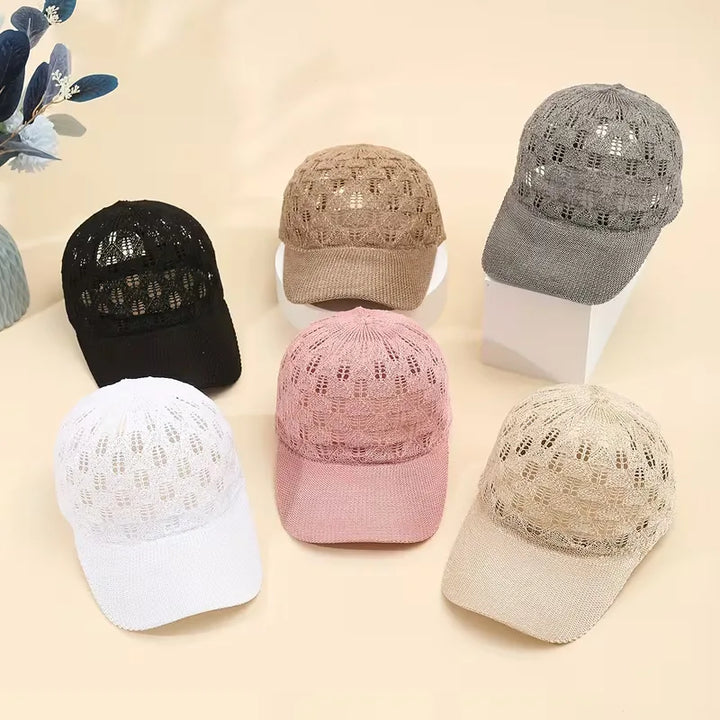 Vooraanzicht van een stijlvolle, ademende unisex mesh pet. Essentieel voor zomerse outdoor avonturen.