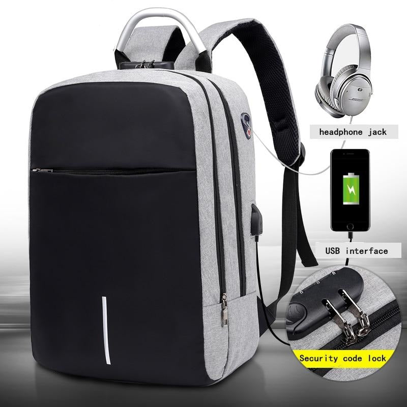 Detail van de geïntegreerde USB oplaadpoort op de waterdichte SafeCarry rugzak voor onderweg opladen van apparaten.