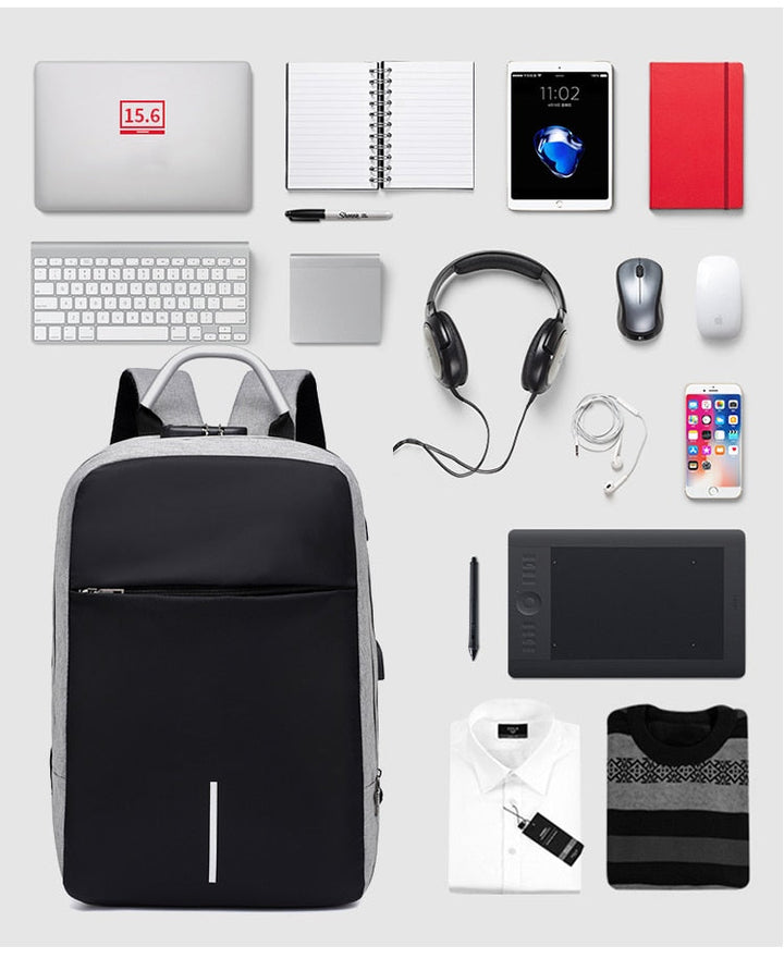 Open SafeCarry rugzak met gewatteerd laptopvak en meerdere compartimenten, ideaal voor georganiseerd reizen en forenzen.