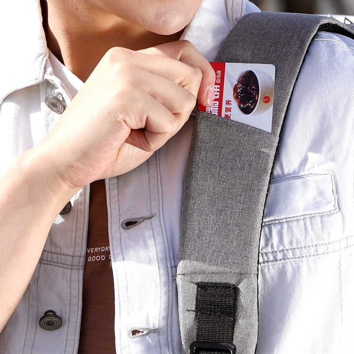 Persoon draagt de ergonomische SafeCarry antidiefstal rugzak; comfortabel voor dagelijks gebruik en lange reizen.
