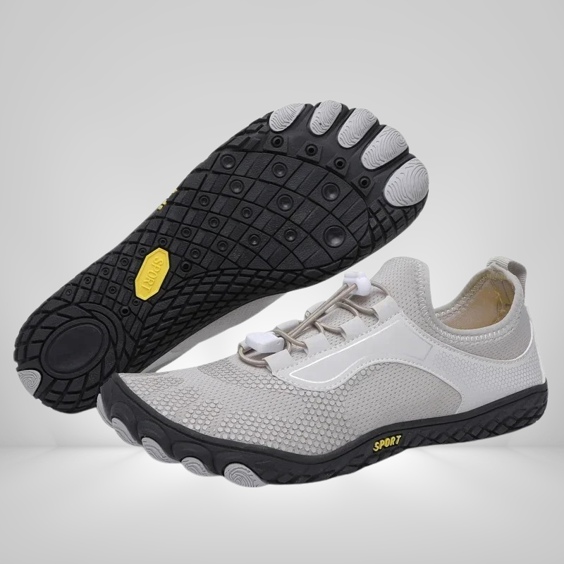 Sportieve waterschoenen in neutrale kleur met flexibele zool, voor optimale bewegingsvrijheid.