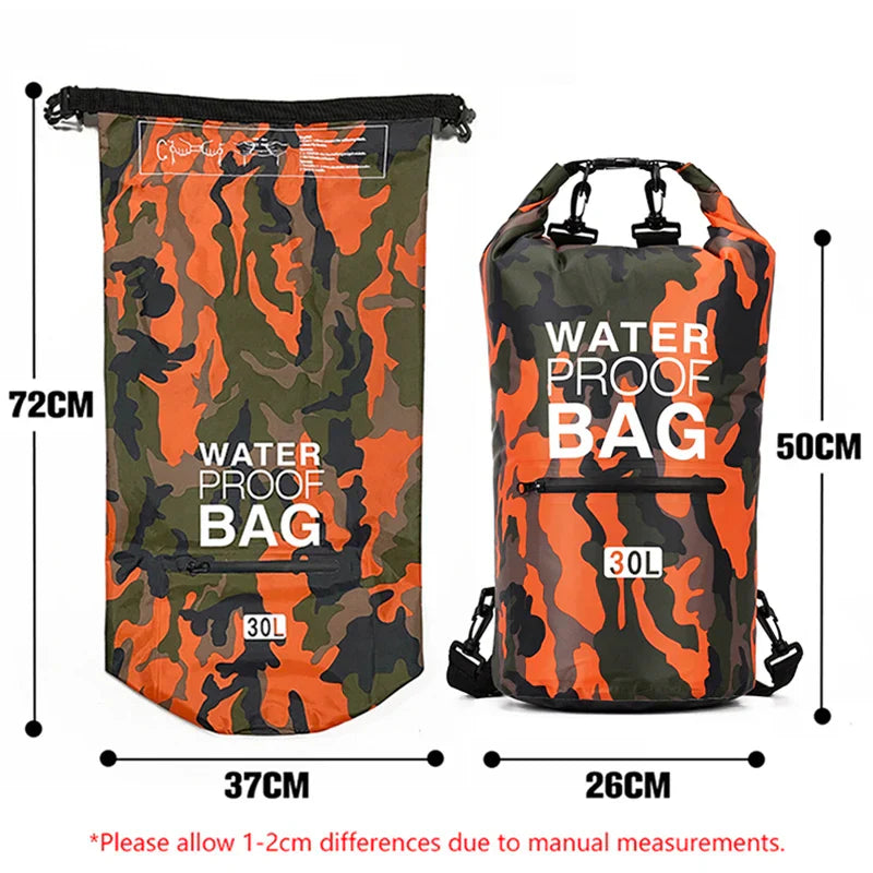 AquaVault waterdichte rugzak getoond in natuurlijke omgeving, klaar voor outdoor activiteiten.
