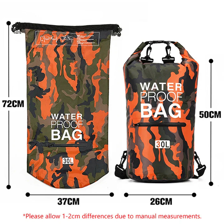 AquaVault waterdichte rugzak getoond in natuurlijke omgeving, klaar voor outdoor activiteiten.