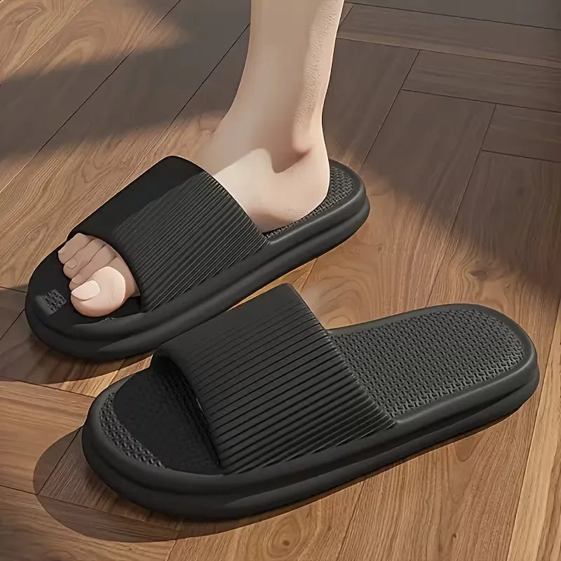 Unisex badslippers met dikke, comfortabele zool. Perfect voor binnen en buiten, zomer en lounge.