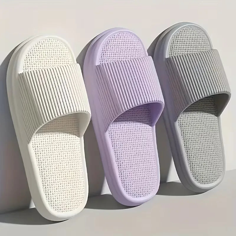 Moderne unisex badslippers met dikke zool. Perfect als slip-on voor binnen of buiten.