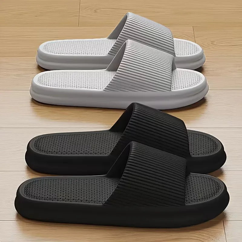 Comfortabele unisex badslippers met dikke platformzool; ideaal als casual instappers voor binnen/buiten.