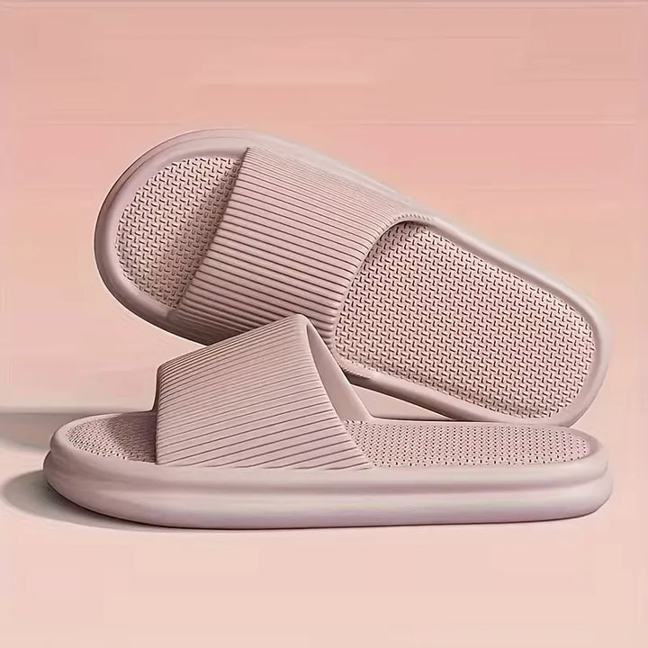 Zachte, comfortabele badslippers met schokabsorberende dikke zool. Ideaal voor ontspanning.