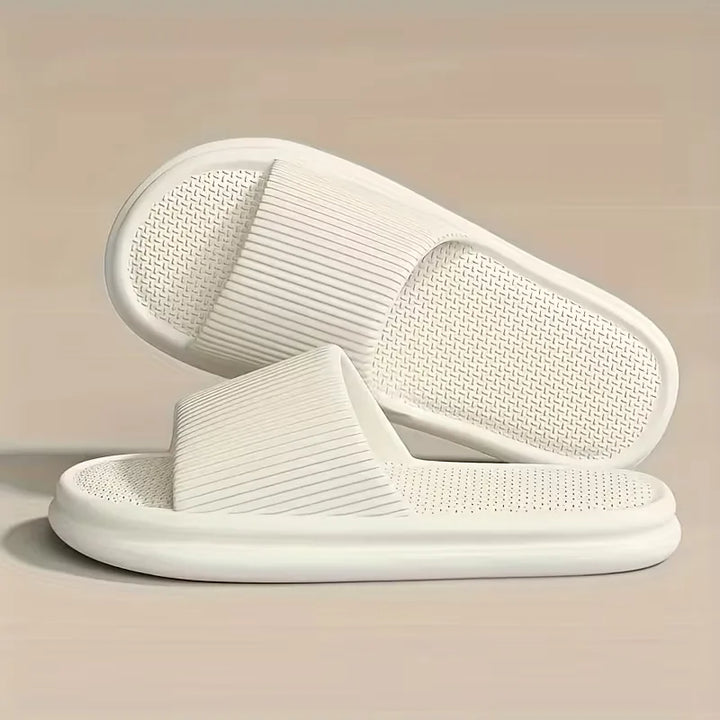 Lichte en comfortabele badslippers met dikke zool. Perfect voor na het douchen of relaxen.