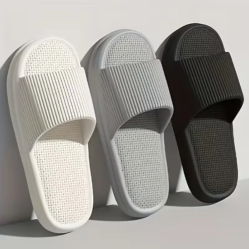 Ideale badslippers met platformzool voor zomerse dagen, lounge en dagelijks comfort.