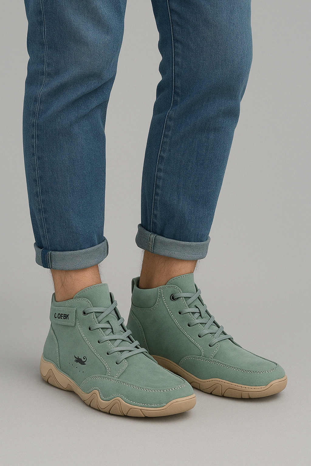 Close-up van het ademende, echt leren bovenwerk van de unisex barefoot wandelschoen