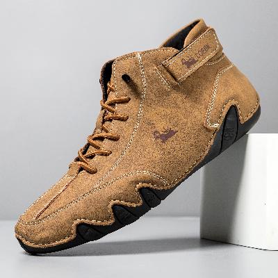 Model draagt lichtbruine unisex barefoot wandelschoenen van echt leer tijdens buitenwandeling