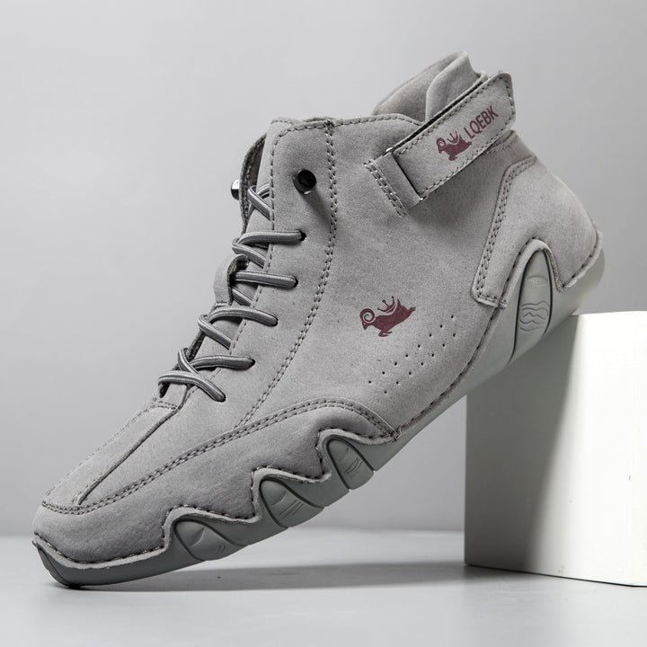 Detail van het soepele, bruine leer van unisex barefoot wandelschoenen, comfortabel en duurzaam