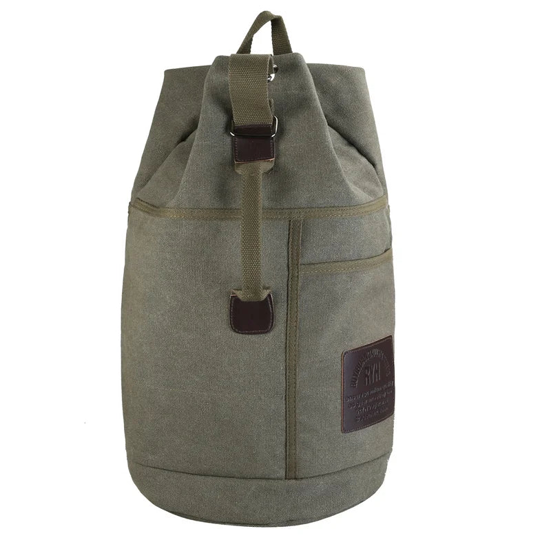 Detailopname van de duurzame canvas stof en stevige gespen van de unisex reistas rugzak.