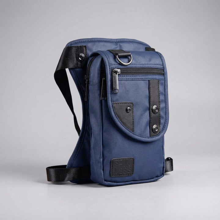 Zwarte CrossGrip unisex beentas/dijtas gedragen door model, verstelbaar en comfortabel voor buitenactiviteiten.