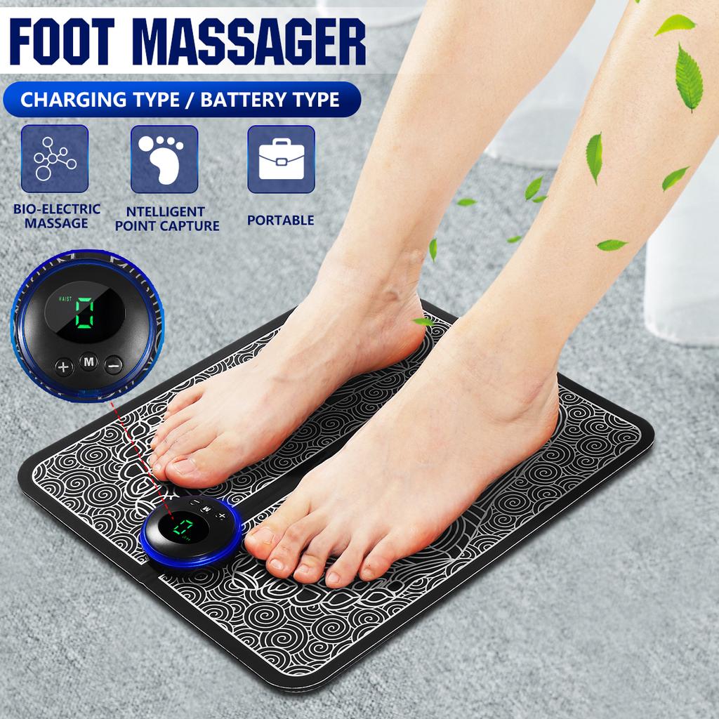 Close-up van draagbaar EMS voetmassageapparaat, toont bedieningspaneel en elektrodepads