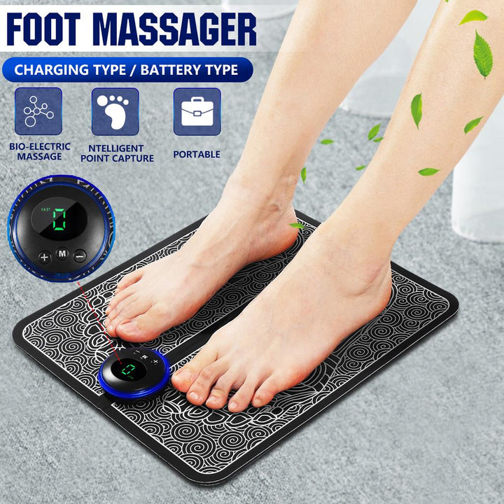 Close-up van draagbaar EMS voetmassageapparaat, toont bedieningspaneel en elektrodepads