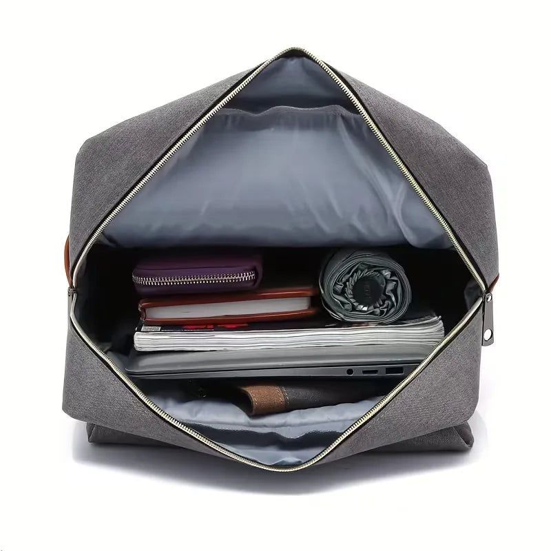 Casual unisex rugzak met stoere flap, stevige gespen en verstelbare schouderbanden. Perfect als reistas.