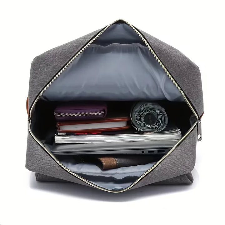 Casual unisex rugzak met stoere flap, stevige gespen en verstelbare schouderbanden. Perfect als reistas.