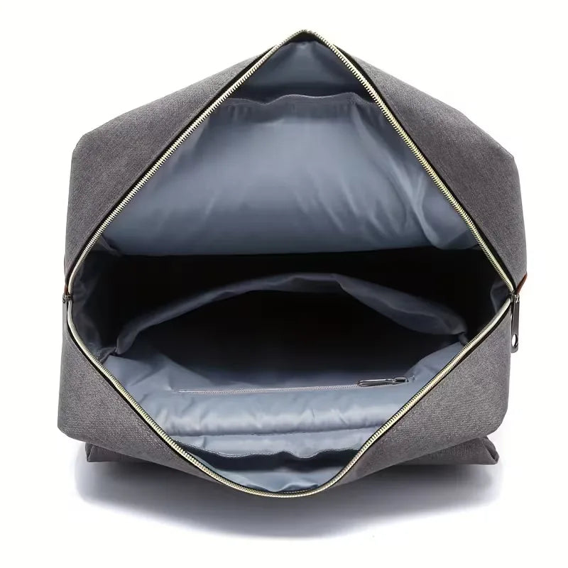 Stevige polyester schooltas met flap en leren details. Unisex model met comfortabele verstelbare schouderbanden.