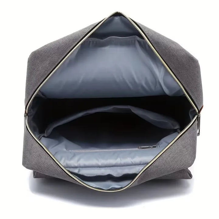 Stevige polyester schooltas met flap en leren details. Unisex model met comfortabele verstelbare schouderbanden.