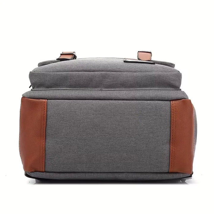 Moderne streetwear rugzak, unisex, met grote flap, gespen en verstelbare schouderbanden. Voor dagelijks gebruik.