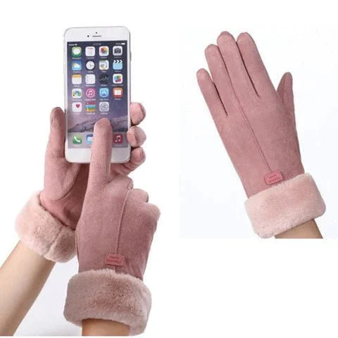 Stapel van diverse kleuren fleecegevoerde handschoenen: zwart, grijs, blauw, met touchscreenmogelijkheid.
