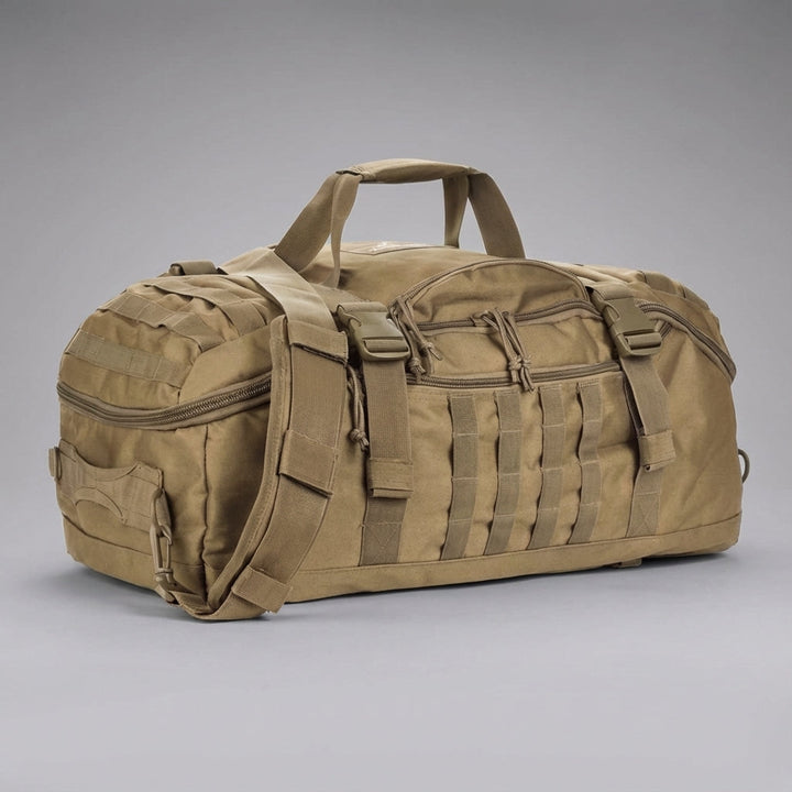 Unisex Fortivoy waterbestendige tactische duffeltas in outdoor omgeving, perfect voor avontuur en sport.