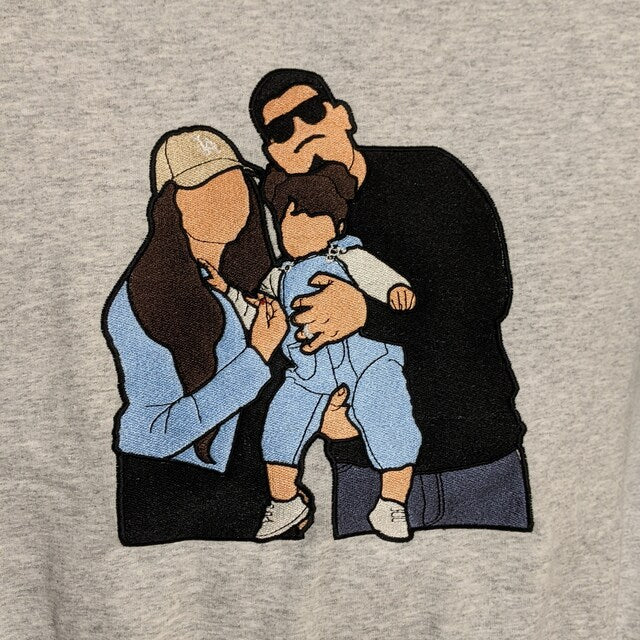 Model draagt gepersonaliseerde hoodie met geborduurde foto, uniek StitchPortrait kledingstuk voor Vaderdag.