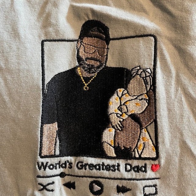 Unisex gepersonaliseerd StitchPortrait t-shirt met jouw foto geborduurd, perfect als speciaal Moederdag cadeau.