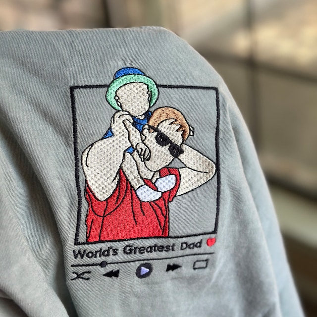 Detail van geborduurd StitchPortrait op een witte hoodie, jouw unieke foto om te dragen.