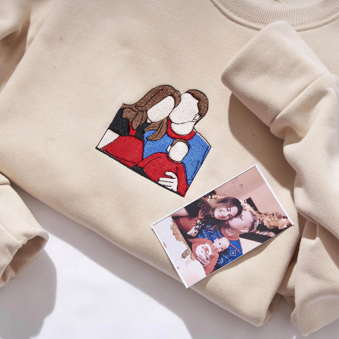 Cadeaupakket met gepersonaliseerd StitchPortrait t-shirt, jouw foto subtiel geborduurd als herinnering.