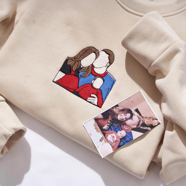 Cadeaupakket met gepersonaliseerd StitchPortrait t-shirt, jouw foto subtiel geborduurd als herinnering.