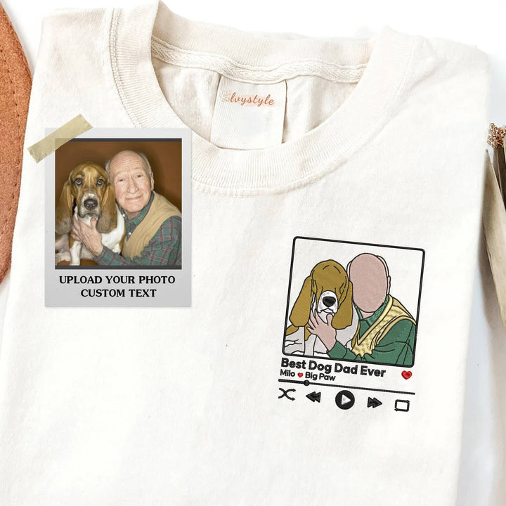 Unisex zwart t-shirt met wit geborduurd StitchPortrait van een huisdier, uniek gepersonaliseerd cadeau.