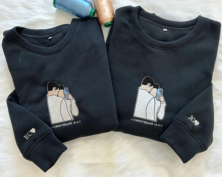 Gedetailleerd geborduurd StitchPortrait van een babyfoto op een comfortabel sweatshirt, dierbare herinnering.