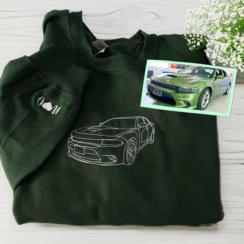 Maatwerk unisex hoodie met geborduurde afbeelding van een auto, ideaal als gepersonaliseerd cadeau voor heren.