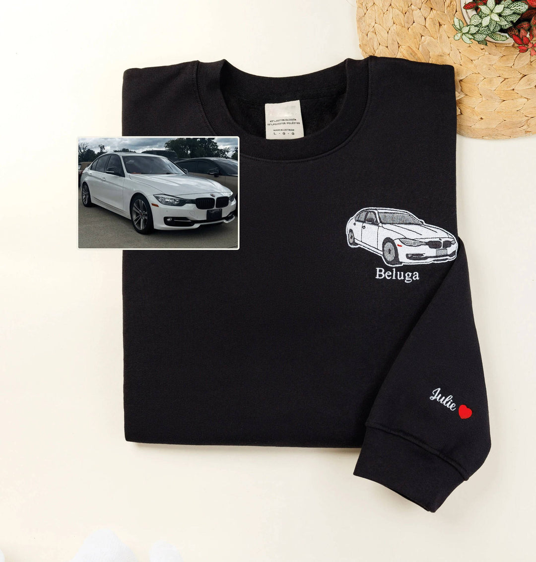 Detailweergave van de geborduurde auto afbeelding op een zachte, gepersonaliseerde unisex hoodie.